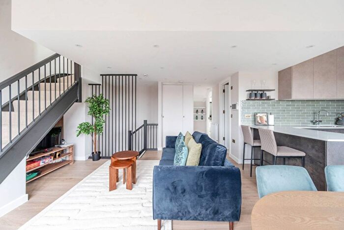 3 Bedroom Flat To Rent In The Ridgeway, Golders Green, London, NW11