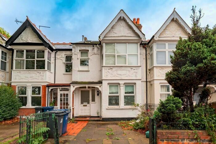 3 Bedroom Flat To Rent In Northfield Avenue, Ealing, London, W13