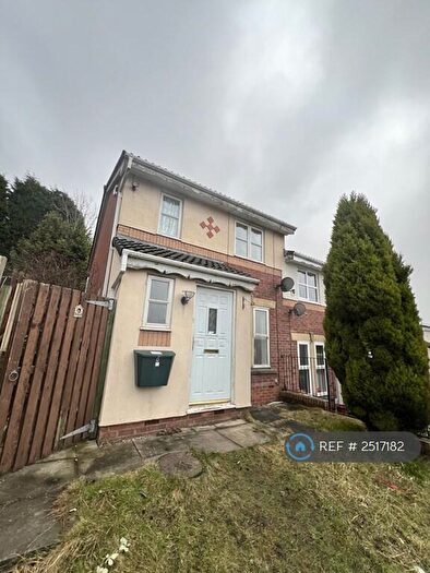 4 Bedroom Semi-Detached House To Rent In Hurstwood Close, Oldham, OL8