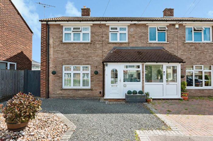 3 Bedroom Semi-Detached House For Sale In Oaklands Road, Dartford, Kent, DA2
