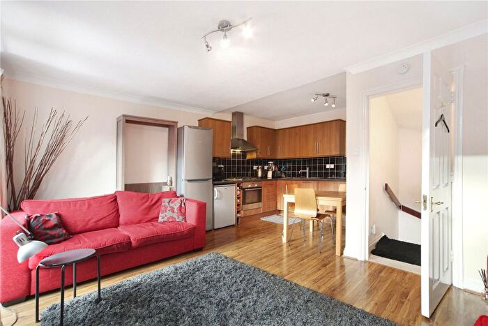 3 Bedroom Flat To Rent In Maple Mews, London, NW6