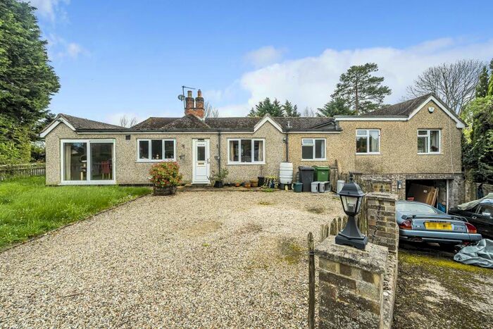 3 Bedroom Detached House For Sale In Crookham Common, Reading, RG7