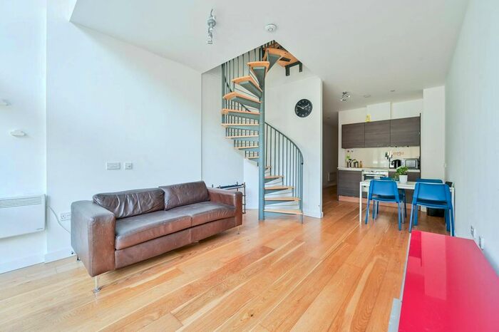 2 Bedroom Flat To Rent In Crampton Street, Elephant And Castle, London, SE17