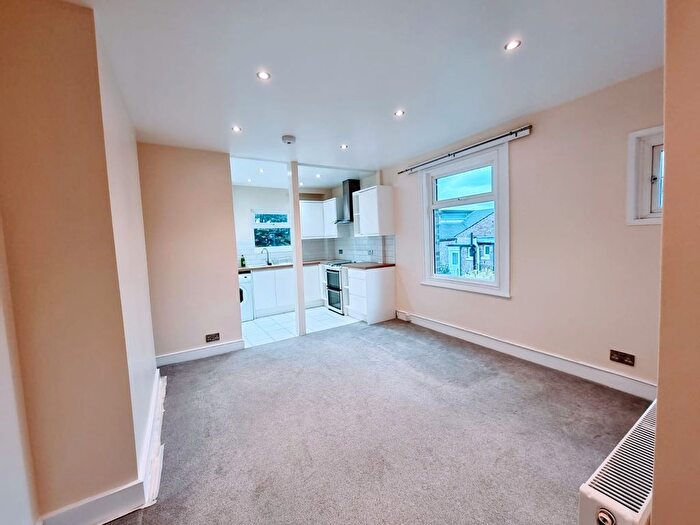 3 Bedroom Flat To Rent In Dale Grove, London, N12