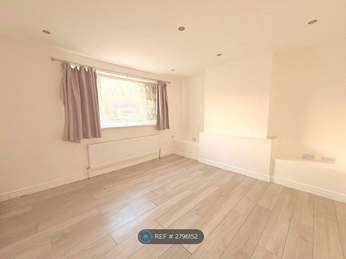 4 Bedroom Maisonette To Rent In New Court, Northolt, UB5