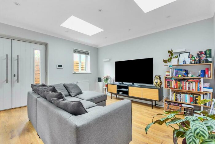 2 Bedroom Detached Bungalow To Rent In Wyndham Road, Kingston Upon Thames, KT2