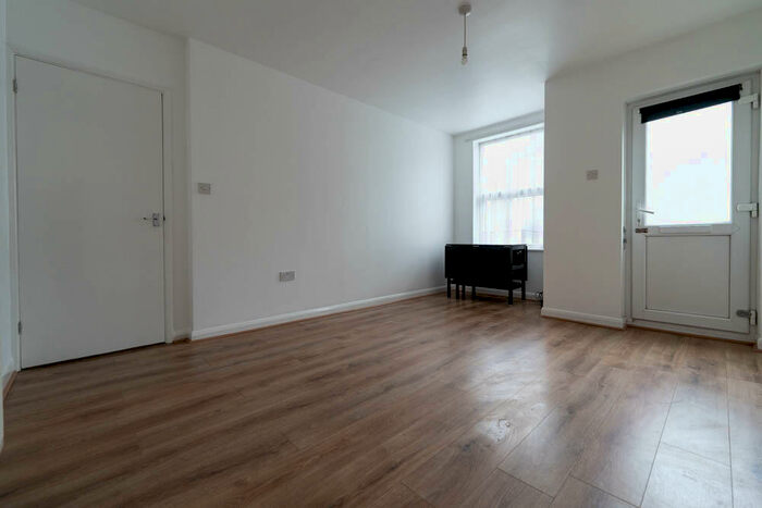 2 Bedroom Flat To Rent In Wesley Road, Leyton, E10