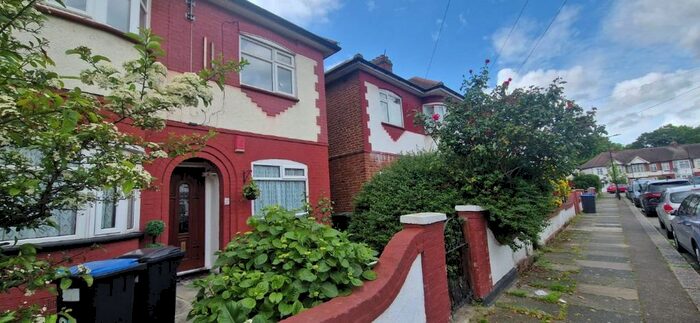 2 Bedroom Flat To Rent In Ellanby Crescent, London, N18