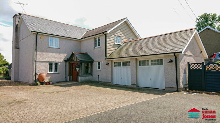 4 Bedroom Detached House For Sale In Chwilog, Pwllheli, LL53