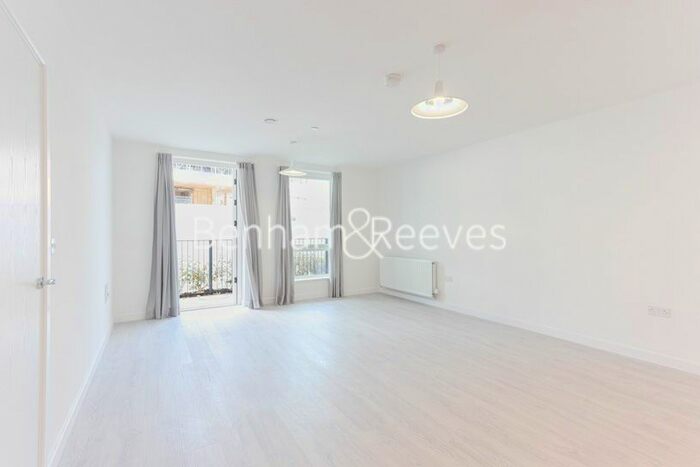 2 Bedroom Flat To Rent In Farine Avenue, Hayes, UB3