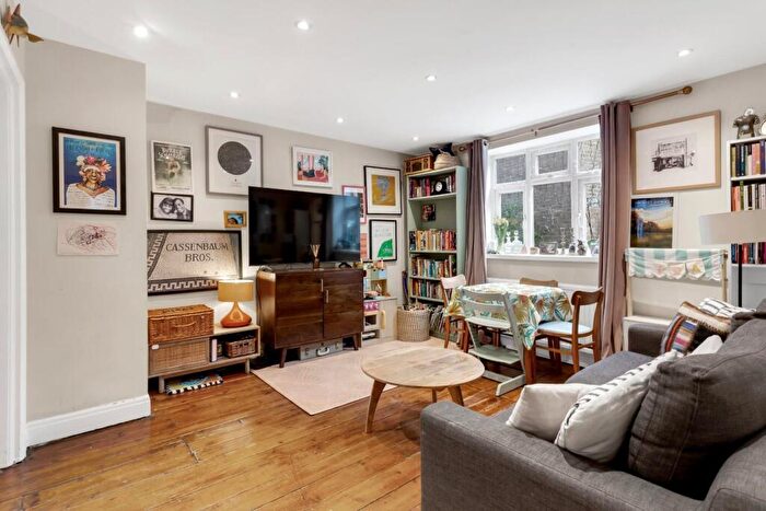 2 Bedroom Apartment For Sale In Dunn Street, London, E8