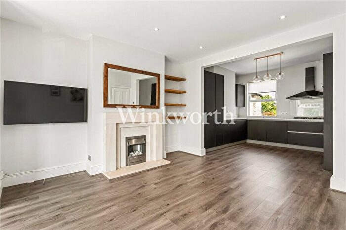 2 Bedroom Apartment For Sale In Hazelwood Lane, London, N13