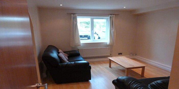 2 Bedroom Flat To Rent In Delph Court, Woodhouse, Leeds, LS6