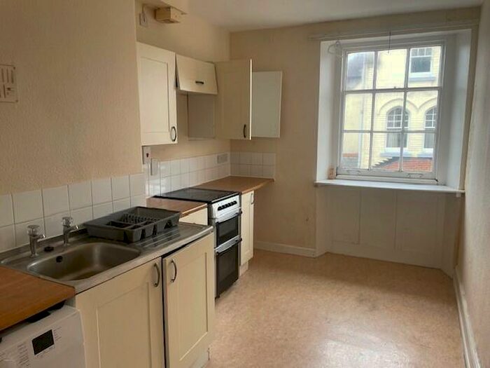 2 Bedroom Flat To Rent In Spacious Flat In Weymouth Town Centre, DT4