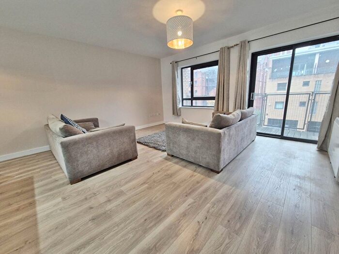 3 Bedroom Flat To Rent In City Point, Chapel Street, Manchester, M3