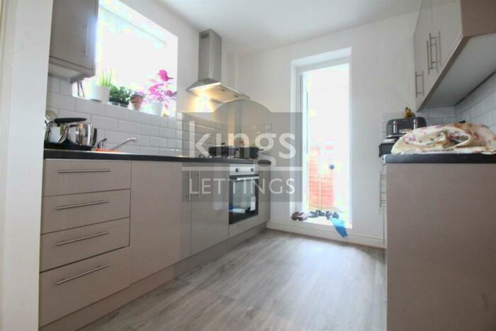 3 Bedroom Detached House To Rent In Barrowell Green, N21