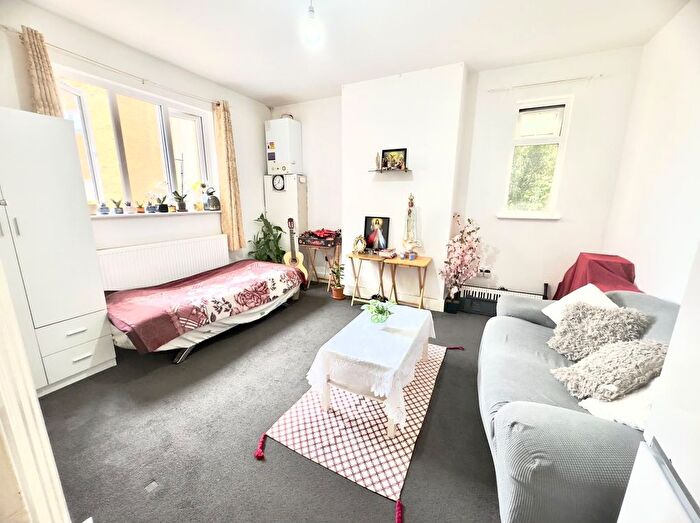 2 Bedroom Flat To Rent In Western Court, UB2