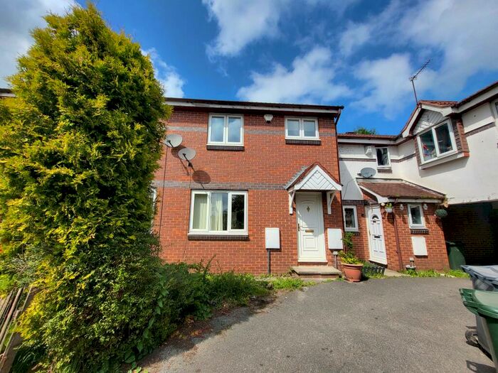 3 Bedroom House To Rent In Whimbrel Close, Bradford, BD8