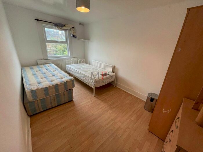 5 Bedroom Terraced House To Rent In Featherstone Road, Southall, UB2