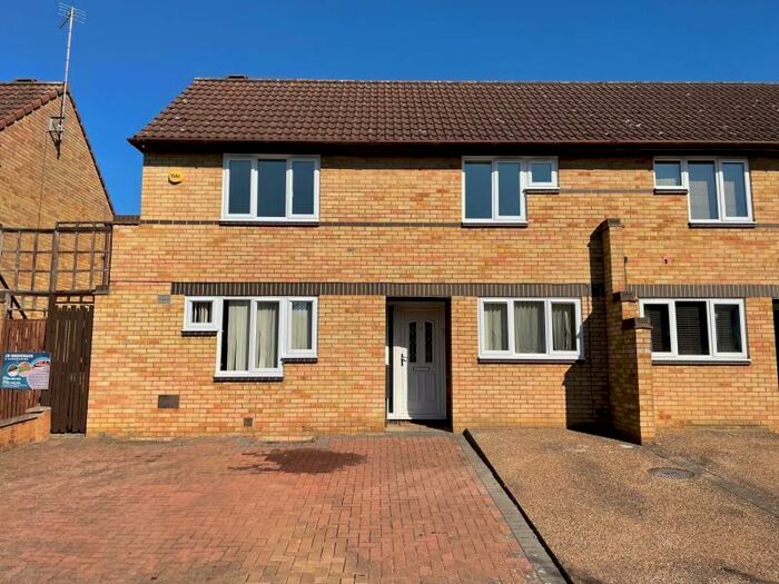 4 Bedroom Semi-Detached House To Rent In Gramwell, Shenley Church End, MK5