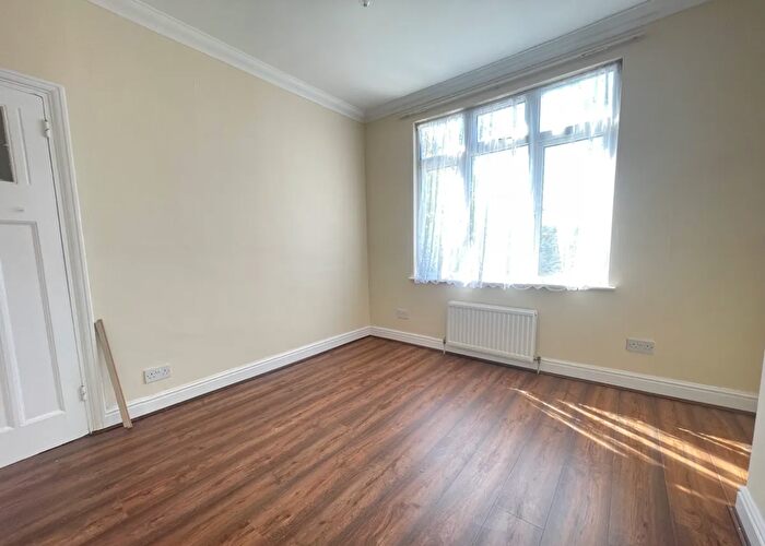 4 Bedroom Semi-Detached House To Rent In Medway Gardens, Wembley, HA0