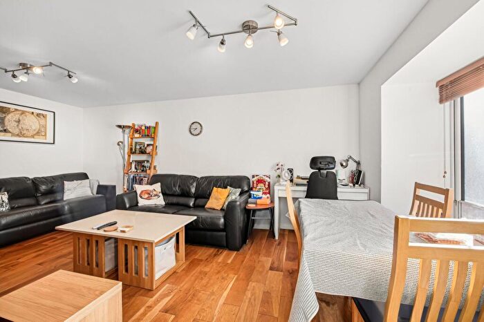 2 Bedroom Flat For Sale In Tyndal Court, Transom Square, E14