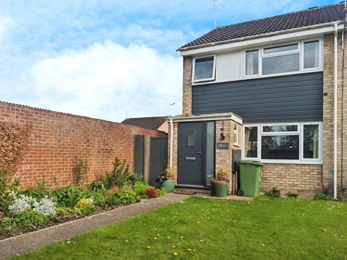 3 Bedroom Semi-Detached House To Rent In Slattenham Close, Aylesbury, Buckinghamshire, HP19
