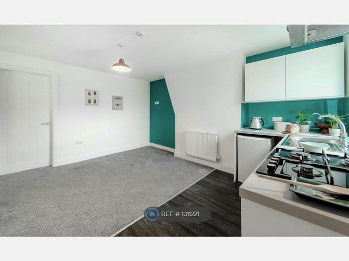 2 Bedroom Flat To Rent In Retiro Street, Oldham OL1