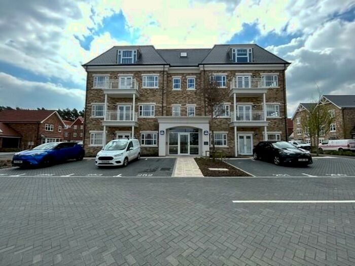 2 Bedroom Flat To Rent In Cedar Lodge, Fleet, GU51