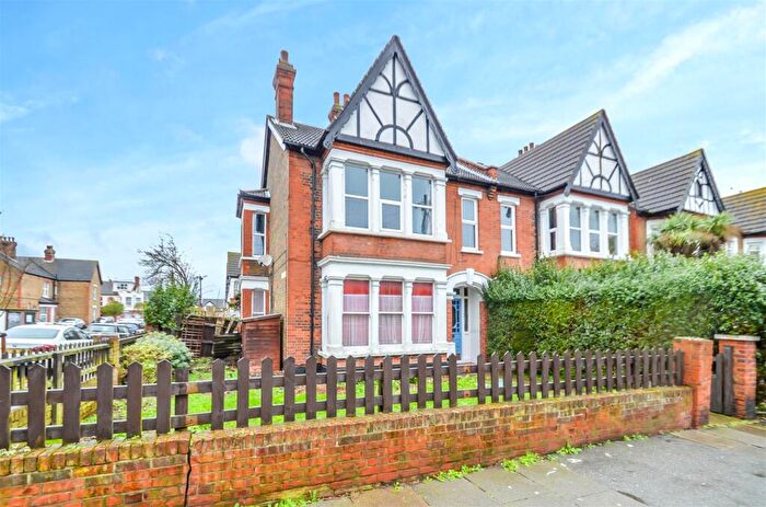 2 Bedroom Flat For Sale In Valkyrie Road, Westcliff-On-Sea, SS0