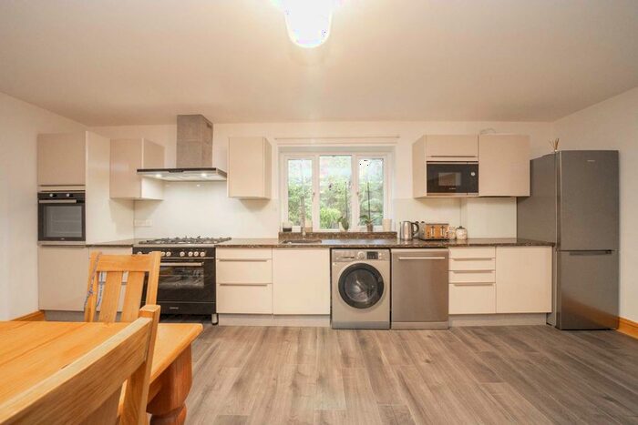 2 Bedroom Maisonette To Rent In Friern Barnet Lane, London, N20