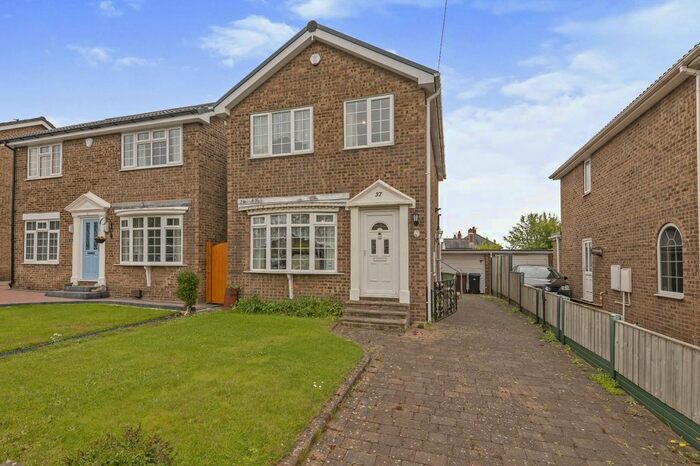 3 Bedroom Detached House To Rent In Parkways Avenue, Oulton, Leeds, West Yorkshire, LS26