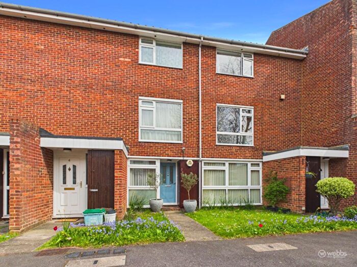 2 Bedroom Maisonette For Sale In Holmbury Grove, Forestdale, Croydon, CR0