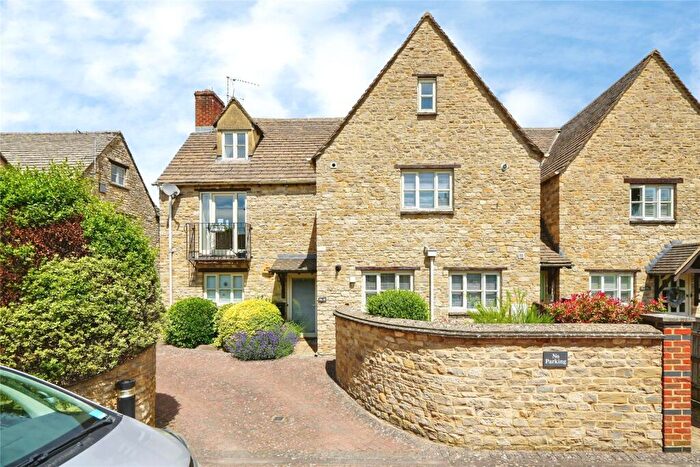 3 Bedroom Flat To Rent In Farriers Court, OX28