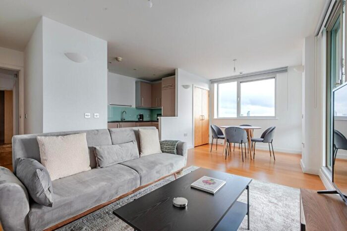 2 Bedroom Apartment To Rent In Spencer Way, London, E1