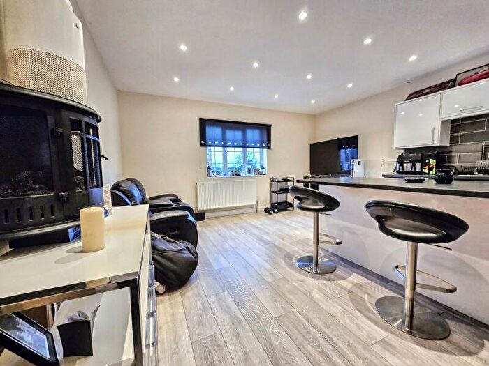 2 Bedroom Flat To Rent In Harrogate Road, Alwoodley, Leeds, LS17