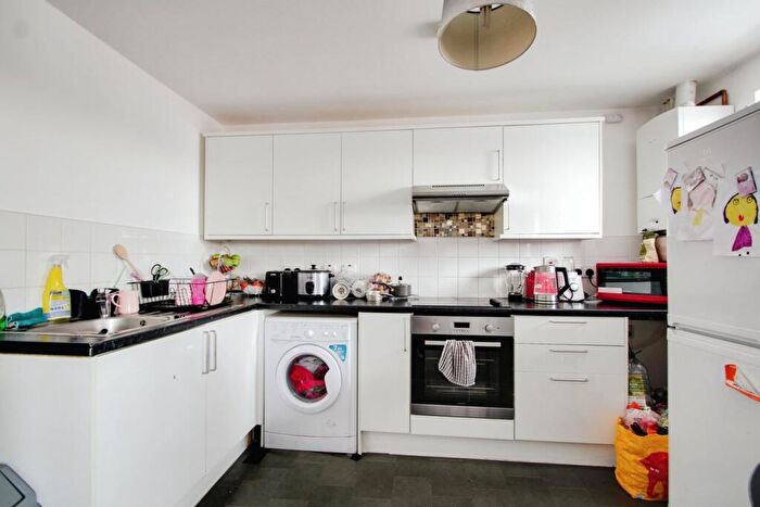 1 Bedroom Flat To Rent In Willow Court, Meadfield Road, Langley, SL3