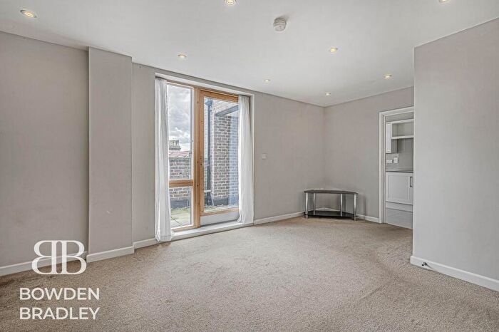 1 Bedroom Flat For Sale In High Road, Regnas Heights, IG1