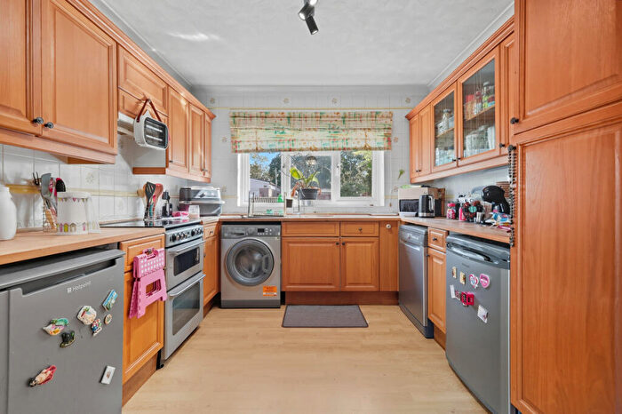 2 Bedroom Semi-Detached Bungalow For Sale In Purfleet Road, Aveley, RM15