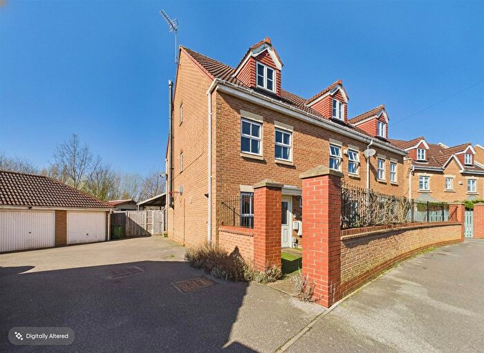 3 Bedroom Town House For Sale In Myrtle Way, Brough, HU15