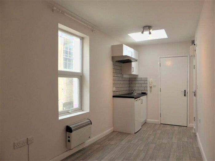 Studio To Rent In Middle Street -, P11