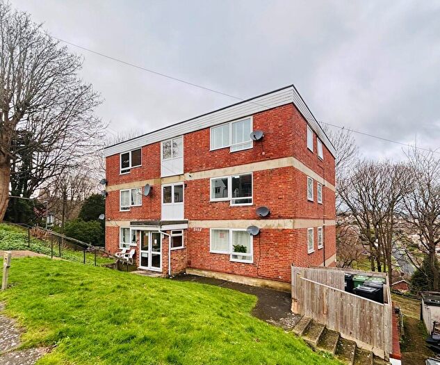 2 Bedroom Flat To Rent In Kings Avenue, Eastbourne, BN21