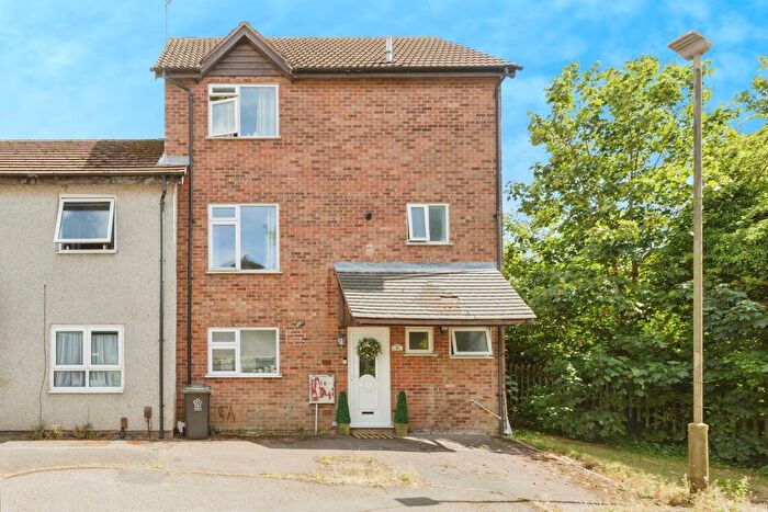 5 Bedroom Semi Detached House For Sale In Pitchens Close, Leicester, Leicestershire, LE4