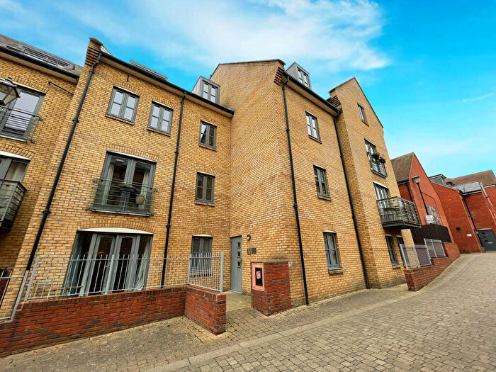 2 Bedroom Flat For Sale In Coopers Yard, Hitchin, SG5