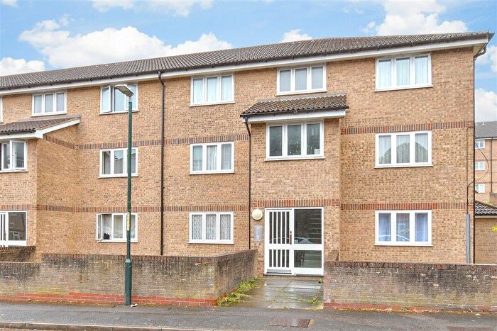 1 Bedroom Flat For Sale In Fort Pitt Street, Chatham, Kent, ME4