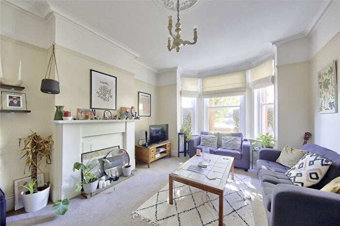 3 Bedroom Flat To Rent In Marius Road, London, SW17