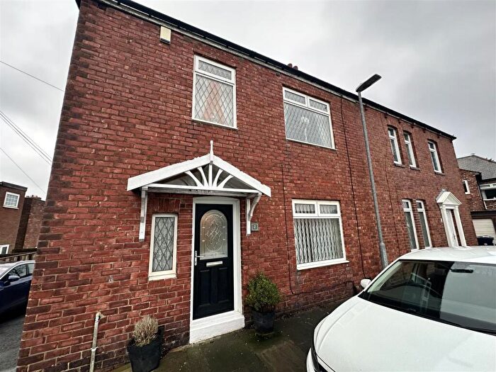 3 Bedroom Semi Detached House For Sale In Hillside Place, Gateshead, NE9