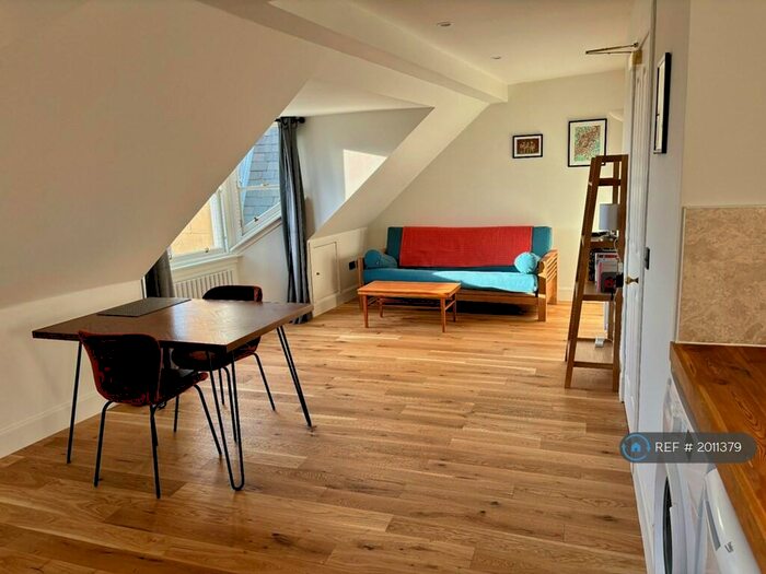 2 Bedroom Flat To Rent In Morningside Road, Edinburgh, EH10