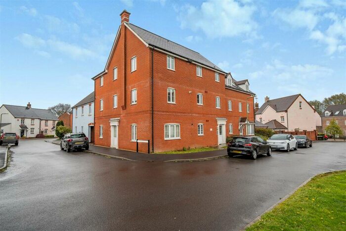 2 Bedroom Flat To Rent In Collingwood Way, Petersfield, Hampshire, GU31