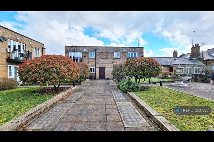 2 Bedroom Penthouse To Rent In Fontaine Court, London, N14